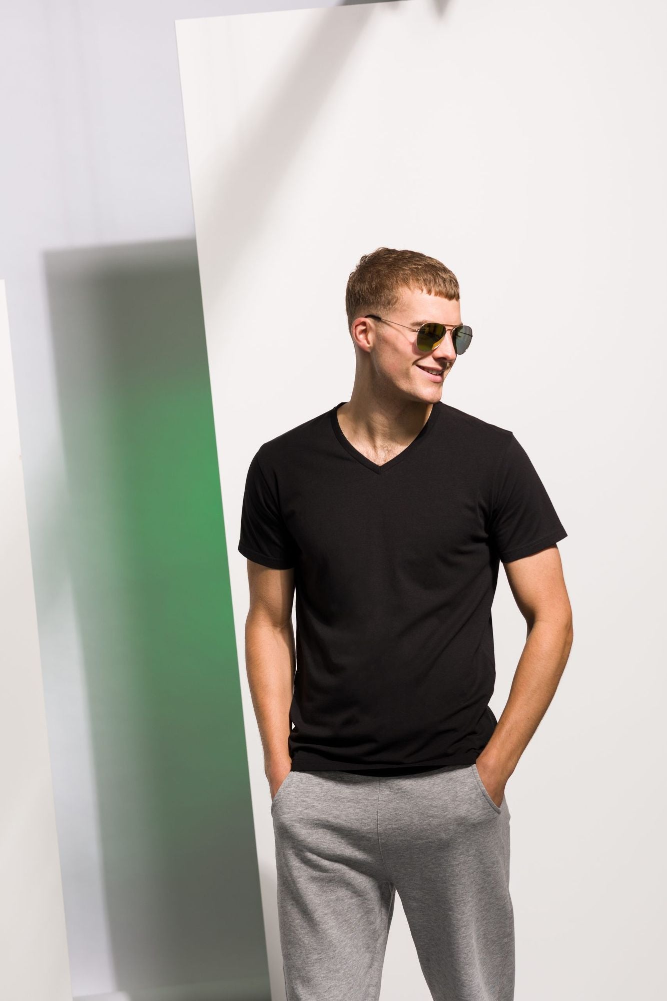 Skinnifit Mens S/S V-neck Feel Good Stretch T-Shirt.
