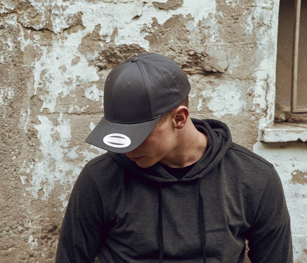 Flexfit Curved Classic Snapback.
